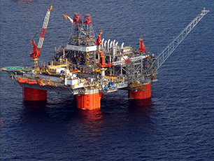 Photo of Oil Field in Ocean, By Andyminicooper (Own work) [CC BY-SA 3.0 (http://creativecommons.org/licenses/by-sa/3.0) or GFDL (http://www.gnu.org/copyleft/fdl.html)], via Wikimedia Commons