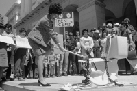 March Fond Eu smashes toilet