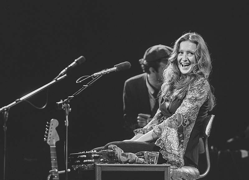 Bonnie Raitt performing