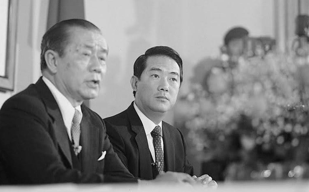 James Soong sits at a table with the premier in a black and white photo